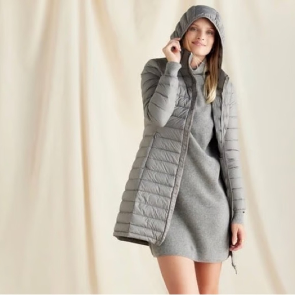 Quince Lightweight Down Long Puffer Jacket
Size: S
Color: Light Grey